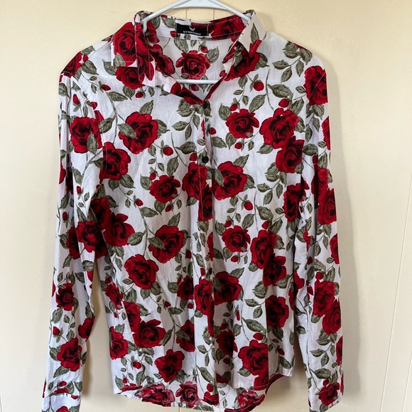 White button up w red roses - Picture 1 of 4